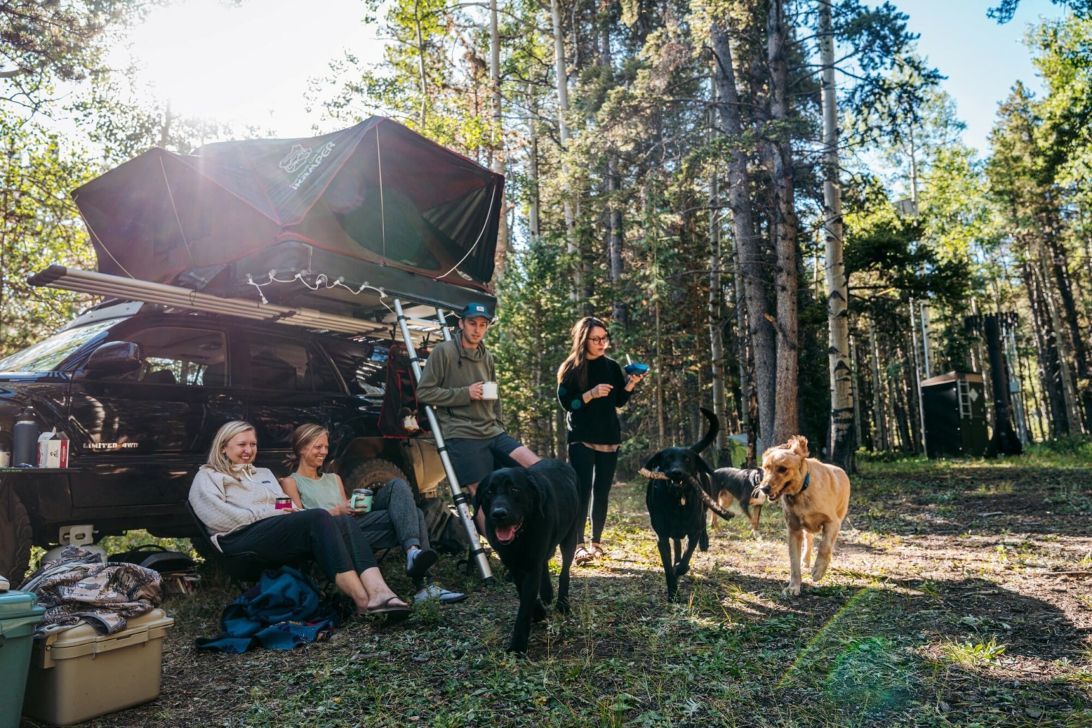 A roof tent for 4 people: The X-Cover from iKamper offers plenty of space.