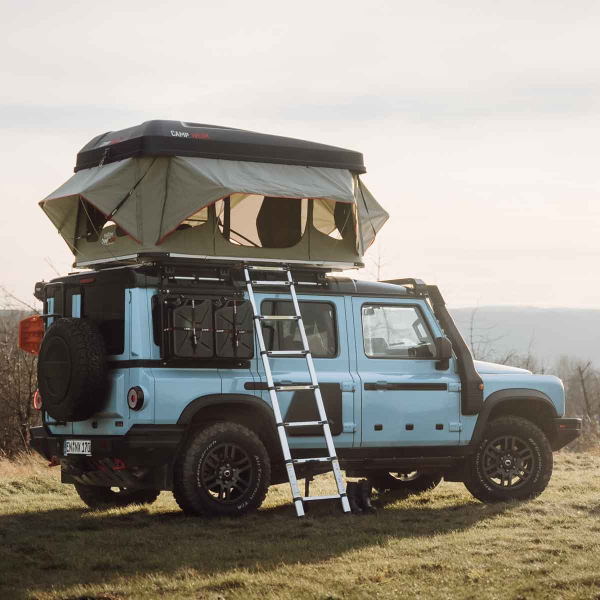 Blue off-road vehicle with Campwerk roof tent