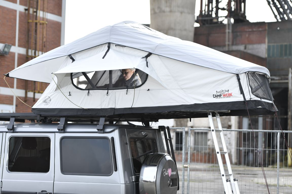 Tenda da tetto bianca di CAMPWERK come alternativa a una tenda da tetto gonfiabile