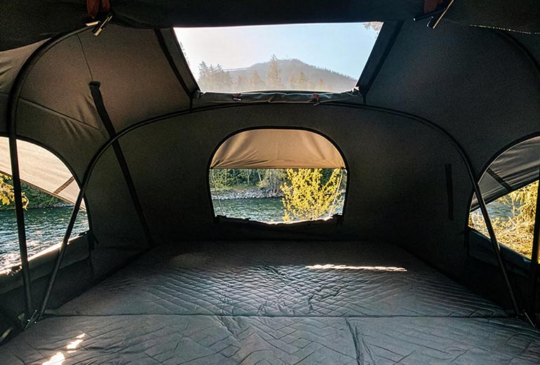 Great sense of space. The integrated skylight creates a bright atmosphere, while large windows on all sides ensure optimum ventilation.