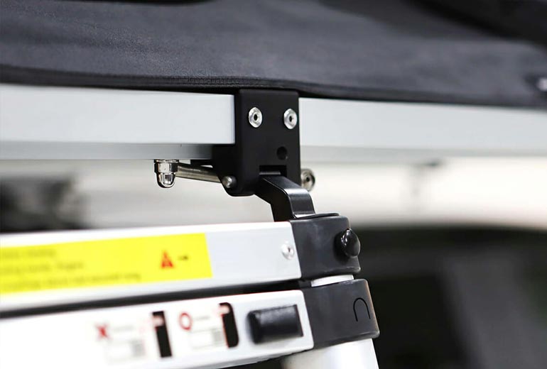 Removable ladder. The ladder can be transported in the rooftop tent or in the car for more flexibility, ideal for saving weight when car roof load capacity is limited.