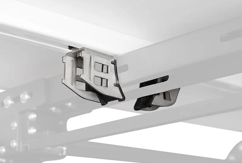 Attachment. Compatible with more crossbars and makes assembly easier without having to reach under the roof tent.