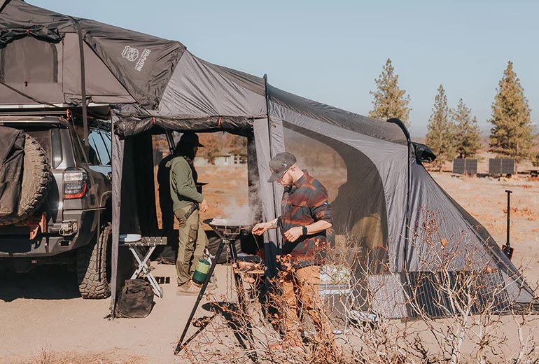 annexroom. The free-standing annexroom offers storage space, protection from weather and mosquitoes, space for your dog, is lightweight, easy to install and compact.