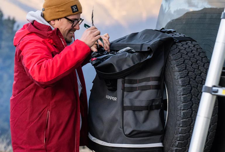 Trash can. The trash can hangs, for example, on the spare tire and has a large opening for filling. Ideal for avoiding odors and clutter in the vehicle.
