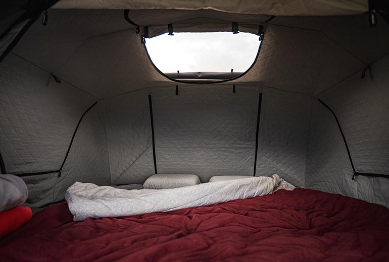 Inner tent. The cotton inner tent reduces condensation, is easy to install and offers optimal ventilation thanks to zippers on the doors and windows.
